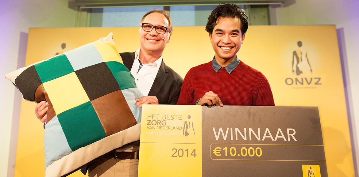 Eriano Troenokarso met de prijs voor de winnaar van 'Het beste zorgidee van Nederland' in 2014